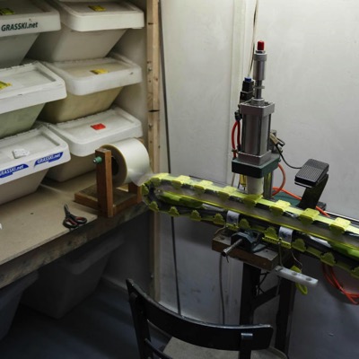 Lisování žabek na vozík